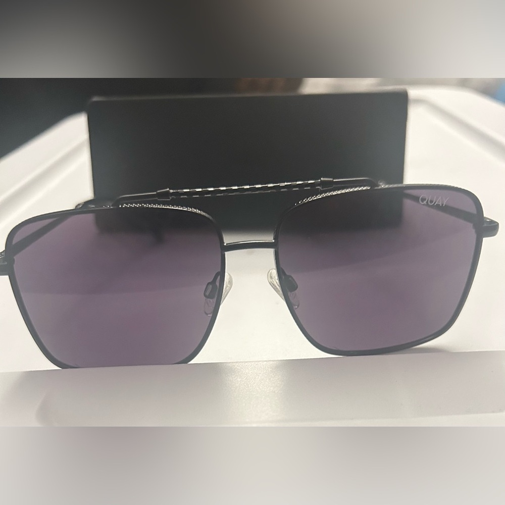 New w/case Quay Black Square Sunglasses